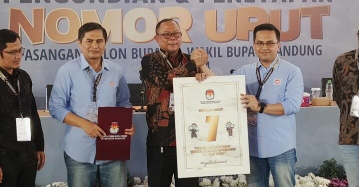 Dapat No Urut 1, Pasangan Sahrul Gunawan dan Gun Gun Gunawan Tersenyum Senang