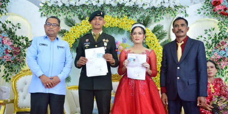 Muh Kasrum Patawari, Serahkan Akta Perkawinan di Tempat Pelaminan