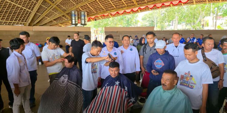 Calon Wakil Gubernur Jawa Barat Erwan Setiawan bersama tokoh Jawa Barat, H. Umuh Muchtar saat dicukur usai Deklarasi relawan di Banyuresmi, Selasa, 15/10/2024.