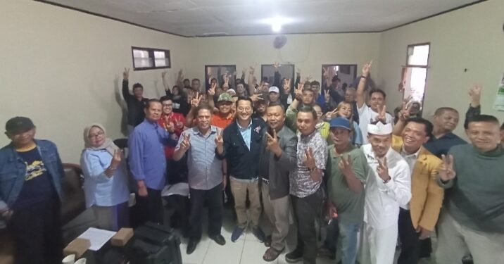 Calon Wakil Walikota Cimahi Adhitia Yudisthira bersama elemen tim Relawan, Koordinator Tingkat Kota, Kecamatan, Kelurahan dan RW SE Kota Cimahi rapatkan barisan menuju kemenangan, Selasa 5/11/2024.