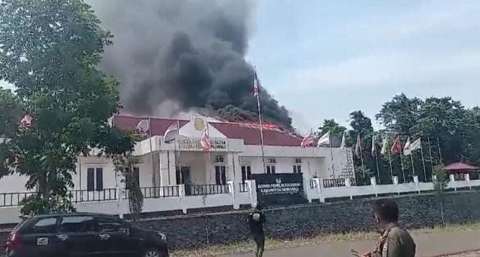Mencekam, Sijago Merah Beraksi di Kantor KPU Morowali