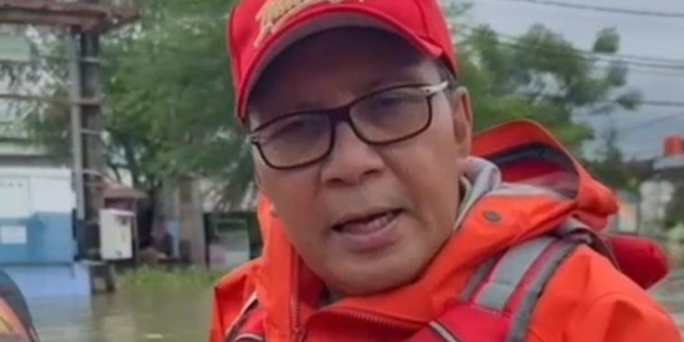 Danny Pomanto Naik Perahu Karet, Tinjau dan Semangati Korban Banjir