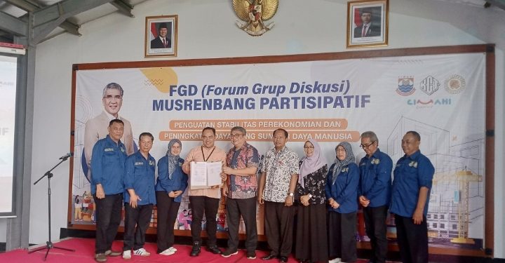 Lurah Karangmekar Tandatangani Dokumen Hasil Musrenbang 2025 Tingkat Kelurahan