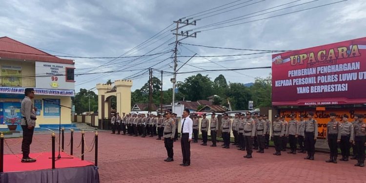 Kapolres Luwu Utara, Berikan Penghargaan kepada Anggota Polsek Rongkong yang Berjasa Temukan Warga Hilang