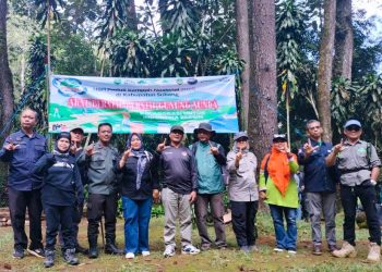 Perhutani Kesatuan Pemangkuan Hutan (KPH) Bandung Utara bersama Balai Konservasi Sumber Daya Alam (BKSDA) Jawa Barat dan Cabang Dinas Kehutanan Wilayah II Purwakarta menggelar aksi bersih-bersih sampah dan penanaman bersama di lokasi Wisata Curug Cijalu.