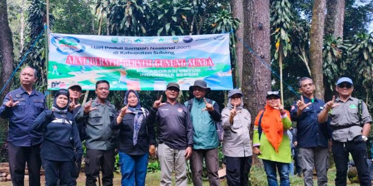 Perhutani Kesatuan Pemangkuan Hutan (KPH) Bandung Utara bersama Balai Konservasi Sumber Daya Alam (BKSDA) Jawa Barat dan Cabang Dinas Kehutanan Wilayah II Purwakarta menggelar aksi bersih-bersih sampah dan penanaman bersama di lokasi Wisata Curug Cijalu.