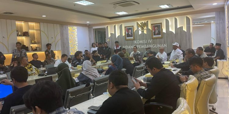 Pihak PT MPB dan Masyarakat Karawang Bersatu saat beraudiensi di Komisi IV DPRD Jabar, Kamis 27/02/2025.