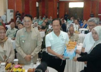 Chanifah Listyarini, M.H.M, Kepala Dinas Lingkungan Hidup Kota Cimah terima penghargaan dari Menteri Lingkungan Hidup Hanif Faisol Nurofiq dalam peringatan HPSN 2025, Sabtu 22/02/2025.