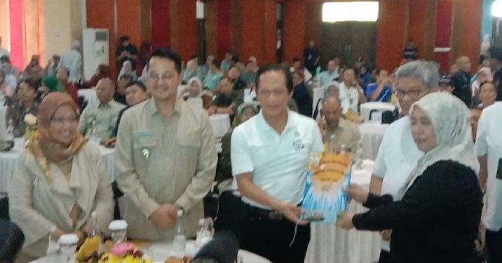 Chanifah Listyarini, M.H.M, Kepala Dinas Lingkungan Hidup Kota Cimah terima penghargaan dari Menteri Lingkungan Hidup Hanif Faisol Nurofiq dalam peringatan HPSN 2025, Sabtu 22/02/2025.