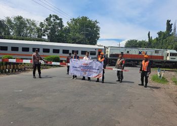 Cegah Kecelakaan di Perlintasan Sebidang, KAI Kolaborasi Dengan TNI, POLRI dan Railfans Gencar Lakukan Sosialisasi
