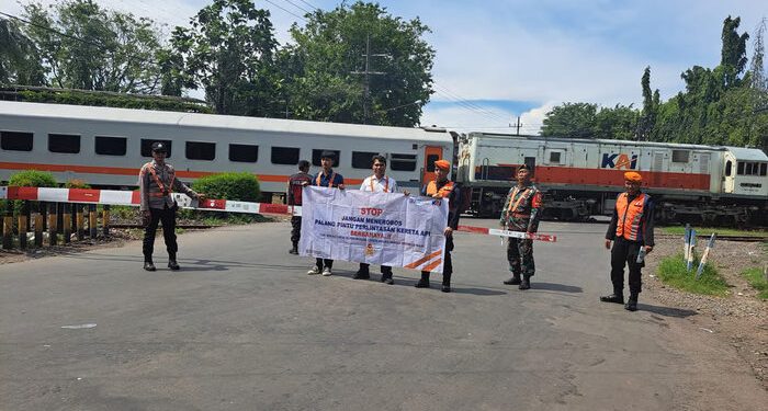 Cegah Kecelakaan di Perlintasan Sebidang, KAI Kolaborasi Dengan TNI, POLRI dan Railfans Gencar Lakukan Sosialisasi