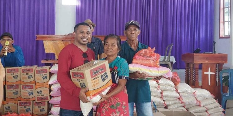Salurkan Bantuan Sembako untuk Umat di Malangke, Pastor Paroki Siti Maryam Saluampak Bilang Ini
