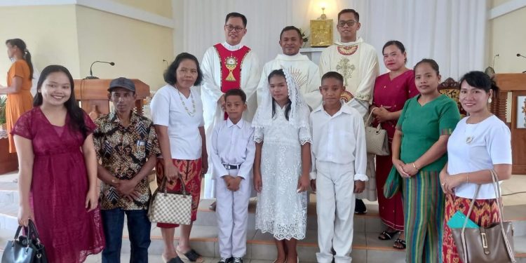 98 Anak se Paroki, Terima Komuni Pertama di Stasi Santo Martinus Teteuri
