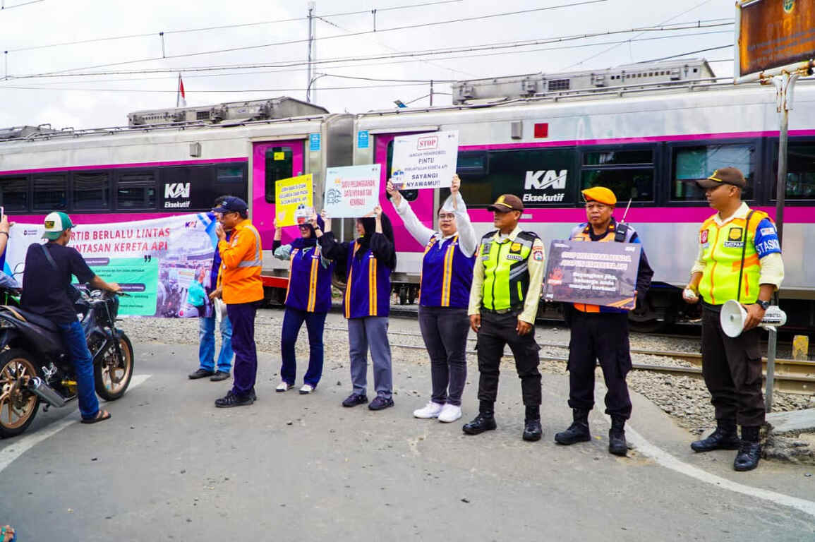Peringati Harhubnas 2025, KAI Daop 1 Jakarta Gelar Sosialisasi Keselamatan di 4 Titik Perlintasan Sebidang