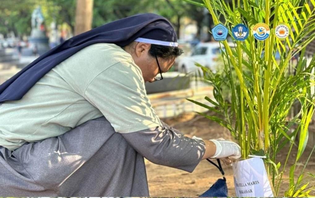 Peringati Hari Bakti Yayasan Ratna Miriam bersama STIK Stella Maris, Gelar Peduli Lingkungan di Pantai Losari Makassar