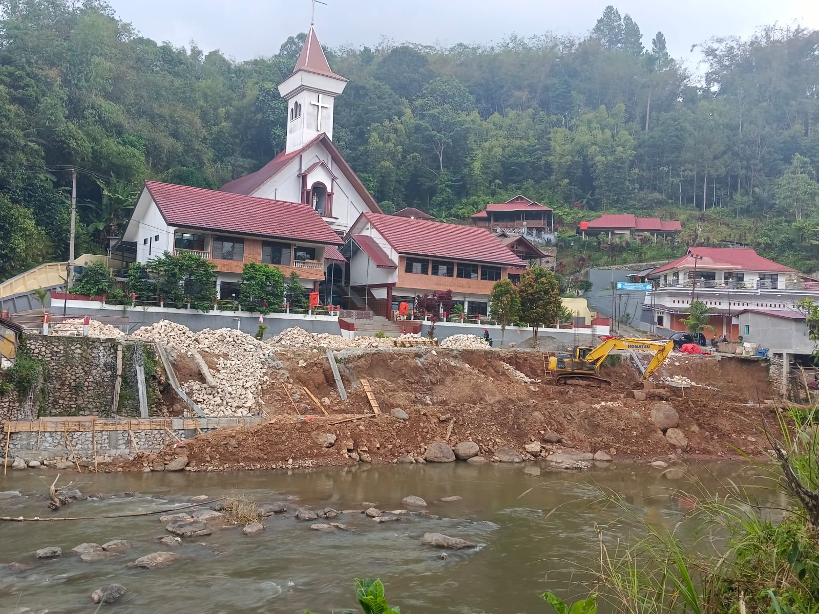 Tak Ada Bantuan Pemda Toraja Utara: Umat Katolik Paroki Kristus Raja Nonongan, Bangun Talud Sungai Swadaya Murni