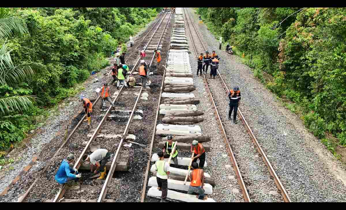 KAI Divre III Palembang Tingkatkan Keselamatan dengan Ganti Rel 54 ke 60 di Ujan Mas Penanggiran
