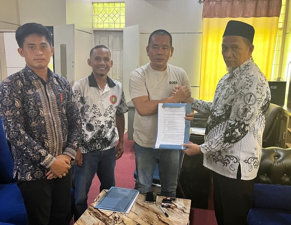 DPRD Luwu Utara Terima Surat PGRI Luwu Utara Untuk Presiden Prabowo Subianto