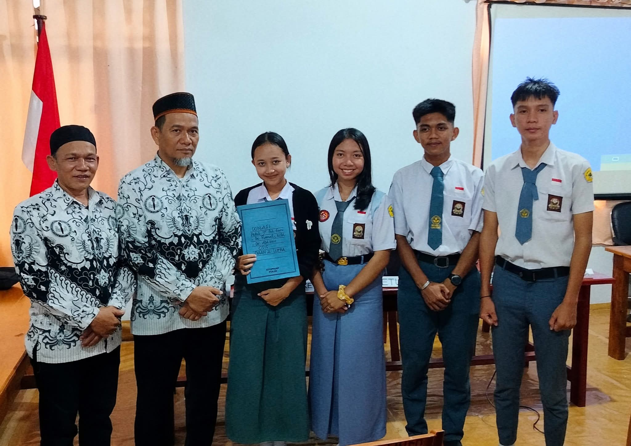 OSIS SMAN 2 Luwu Utara Serahkan Donasi ke Dua Guru di PTDH