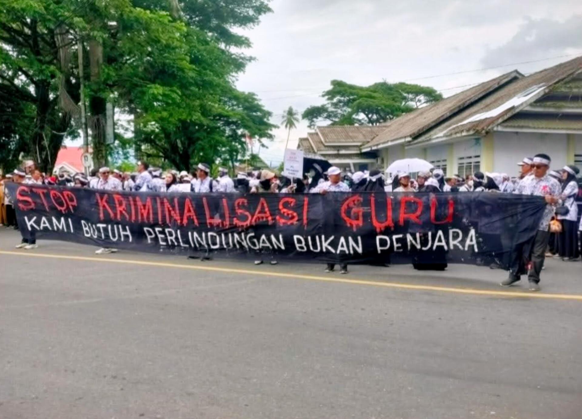 Ribuan Guru di Luwu Utara Turun Jalan Minta Presiden Prabowo Subianto Berikan Grasi