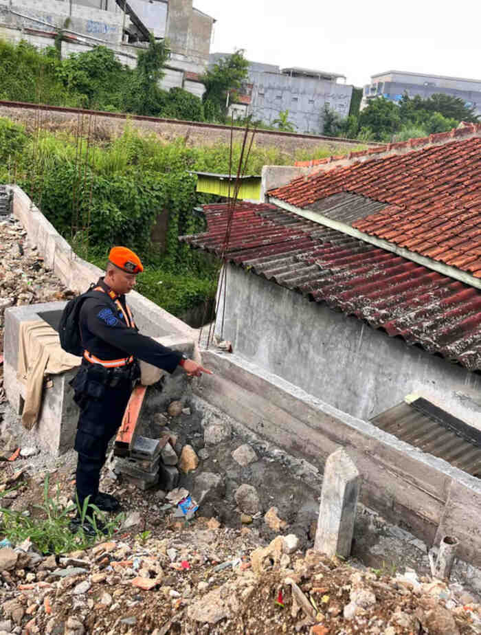 Jaga Aset dan Keselamatan, KAI Daop 1 Jakarta Bongkar Bangunan Tak Berizin di Bogor
