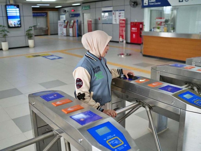 Tambah Kemudahan, Pembayaran LRT Jabodebek Kini Bisa Menggunakan QRIS Tap
