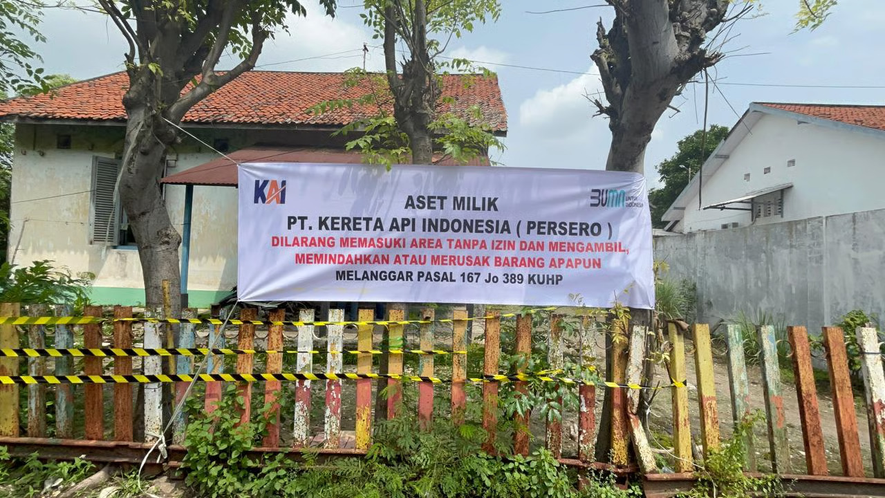 Lindungi Aset Negara, KAI Daop 8 Surabaya Tertibkan Rumah Perusahaan di Madura