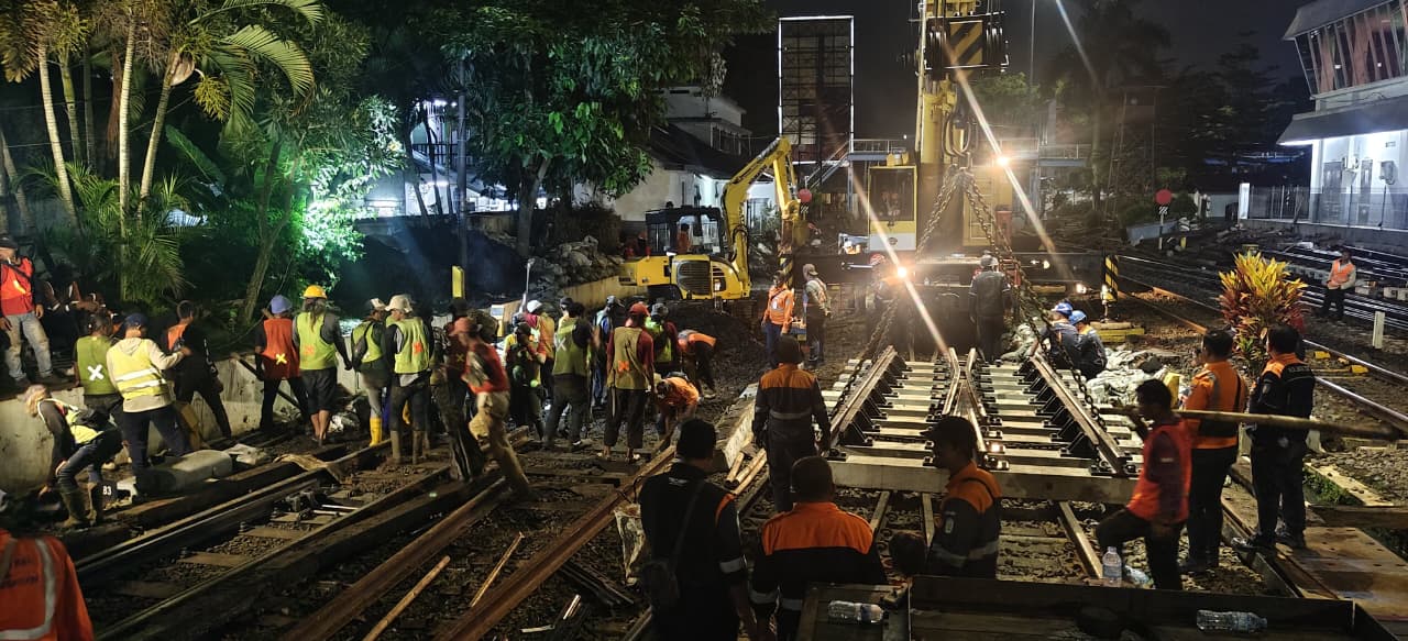 Tingkatkan Keselamatan dan Kelancaran Perjalanan Kereta Api, KAI Daop 2 Bandung Lakukan Penggantian Rel dan Wesel KA di Sejumlah Titik