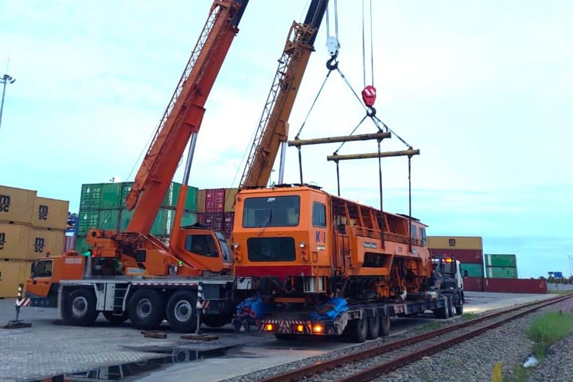 KAI Logistik Sukses Dukung Perawatan Jalur KA Melalui Pengiriman Multi Tie Tamper ke Kuala Tanjung