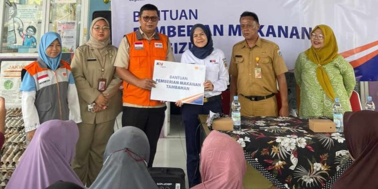 Peringati Hari Gizi Nasional, KAI Logistik Distribusikan 300 Paket Gizi Untuk Masyarakat Di Marunda